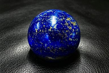 【新品】 天然石（原石） ★新入荷100％天然30Aラピスラズリ丸玉★超巨大台付き253ｇ★53ｍｍ ?0659｜ディ・ヴィルト・ブリッジ