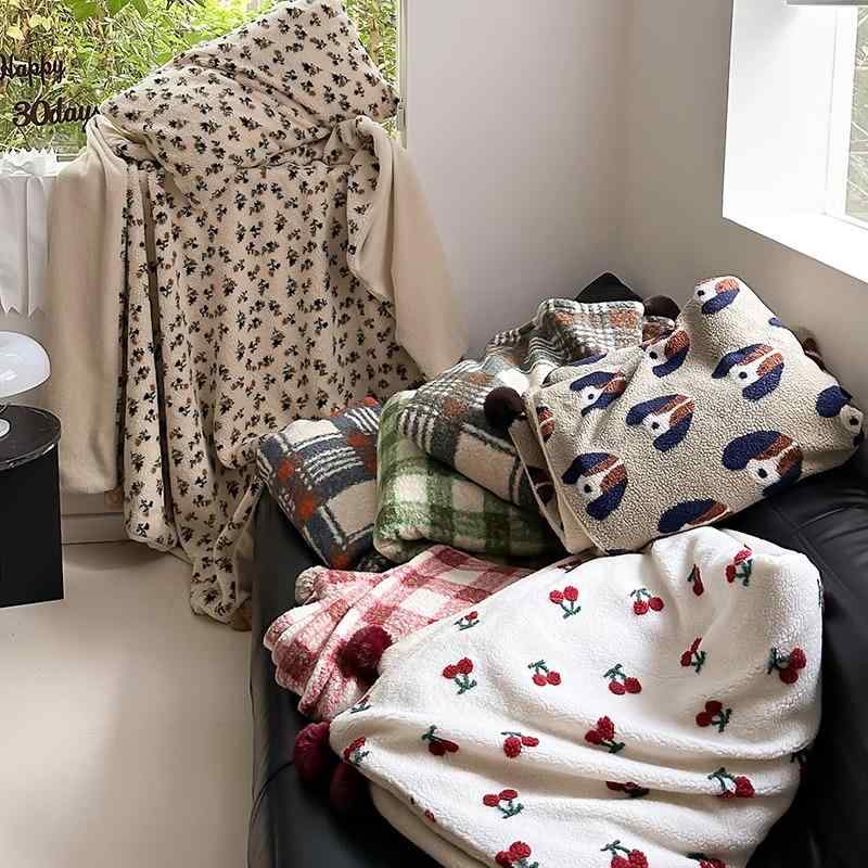 ブランケット 毛布 ひざ掛け ちびっ子 シングル ダブル 秋冬 透かし彫り柄 照合のしるし柄 長いす 事務室 車中泊 旅する用 防寒 あったか 情の籠もった やわらか 静電気押しとどめる