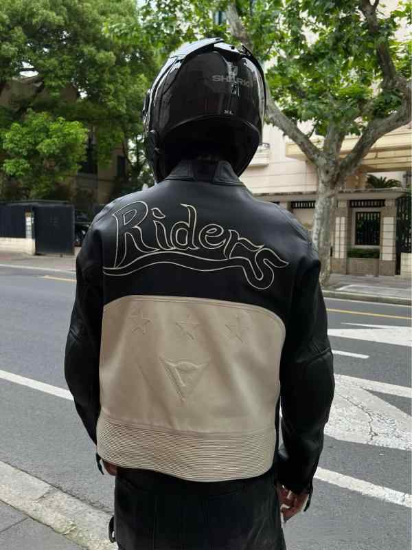 上衣 成人男性用 なめし革上衣 ライダースジャケット 色彩設計 うつり変わり 照明ランプ色合い PUなめし革 合皮 裏地ポリエステル 黒いこと 白いこと スポーティ