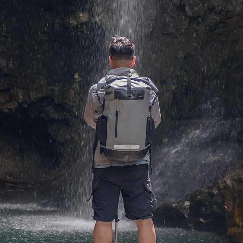 背嚢 雨合羽 レディース メンズ アウトドア 55L 大静電容量 薄墨色 黒 運動競技 山登り 難民キャンプ つり銭 旅する用 うしろ側容器に並べる 雨合羽御徒面子