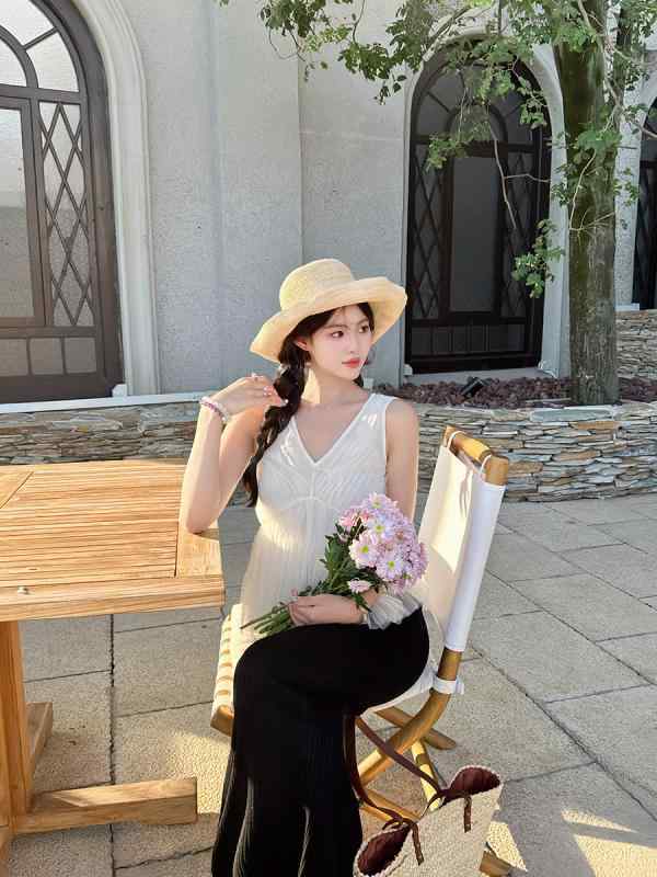 トップス レディース Vのど首 チュール ノースリーブ トップ カットソー 雅びやか 好いたらしいめ 女子らしい うつり変わり 無地 肩紐 杏仁白 松露黒