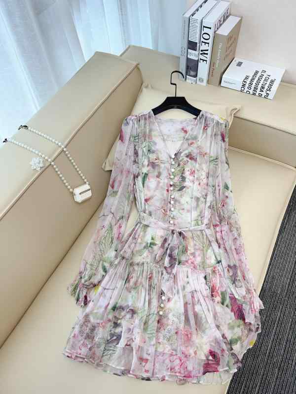 ワンピース レディース ローズプリント Vネック ウエストシェイプ フレアスカート ピンク 長袖 ラッフルスリーブ ミッドレングス Aライン 中腰 タイバック ゆったりシルエット 花柄 植物モチーフ プリント加工 ビスコース混 人造風 軽やか素材 |MIRAIYUKI