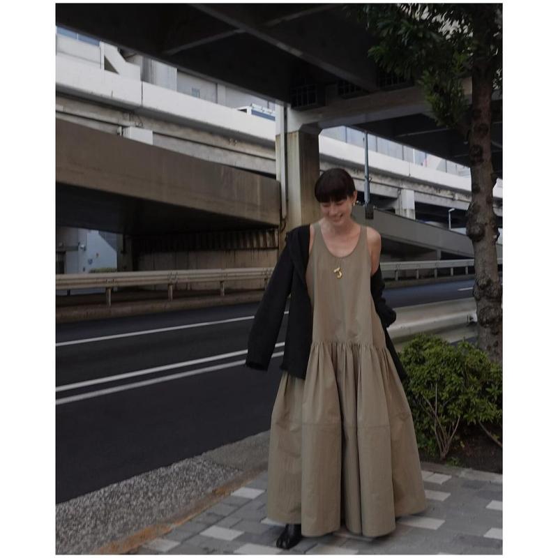 ワンピース レディース 春夏 肩紐 Aライン 長丈 ノースリーブ 無領 ゆったりシルエット 透気性 ポリエステル 単色 ブラック ホワイト オリーブグリーン 日常使い カジュアル 日系 ゆったり リラックス 涼しい スリムライン 快適 軽量 吸湿速乾|MIRAIYUKI