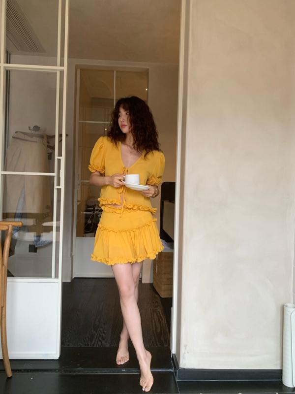 レディース セットアップ 春夏 女性用 ショートスカート セット バカンス スタイル フレンチ 休日 風 Vネック フリル レース 紐 調整 短袖 ブラウス 泡泡袖 スリーブ スリーブレス 薄手 シフォン 素材 雪? 生地 軽量 通気性 涼しい 接触冷感|MIRAIYUKI