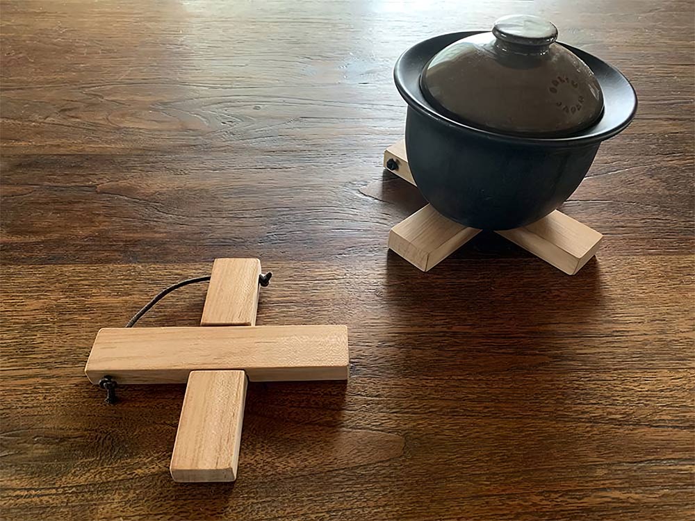 SALIU“Kumogi Nabeshiki”（木製鍋墊）- 大/小，L碼，S碼，日本製造，山毛櫸木，三腳架布，三腳架，簡易廚房，日本製造，SALIU，LOLO，餐桌