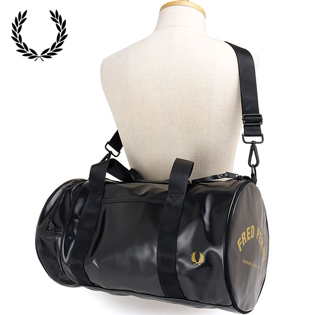 フレッドペリー FRED PERRY トーナル クラシック バレルバッグ [L7260-774 SS25Q2]　フレッド・ペリー FREDPERRY TONAL CLASSIC BARREL BAG メンズ・レディース 鞄 ボストンバッグ BLACK/GOLD 正規取扱店