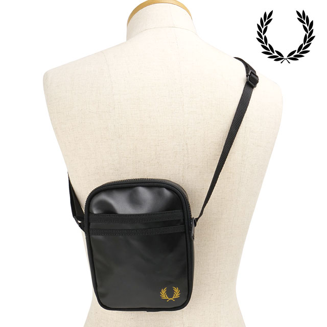 フレッドペリー FRED PERRY トーナルクラシックスモールサイドバッグ [L2166-774 SS26] 1L TONAL CLASSIC SMALL SIDE BAG メンズ・レディース ユニセックス 鞄 ショルダーポーチ ブラック BLACK/GOLD 正規取扱店