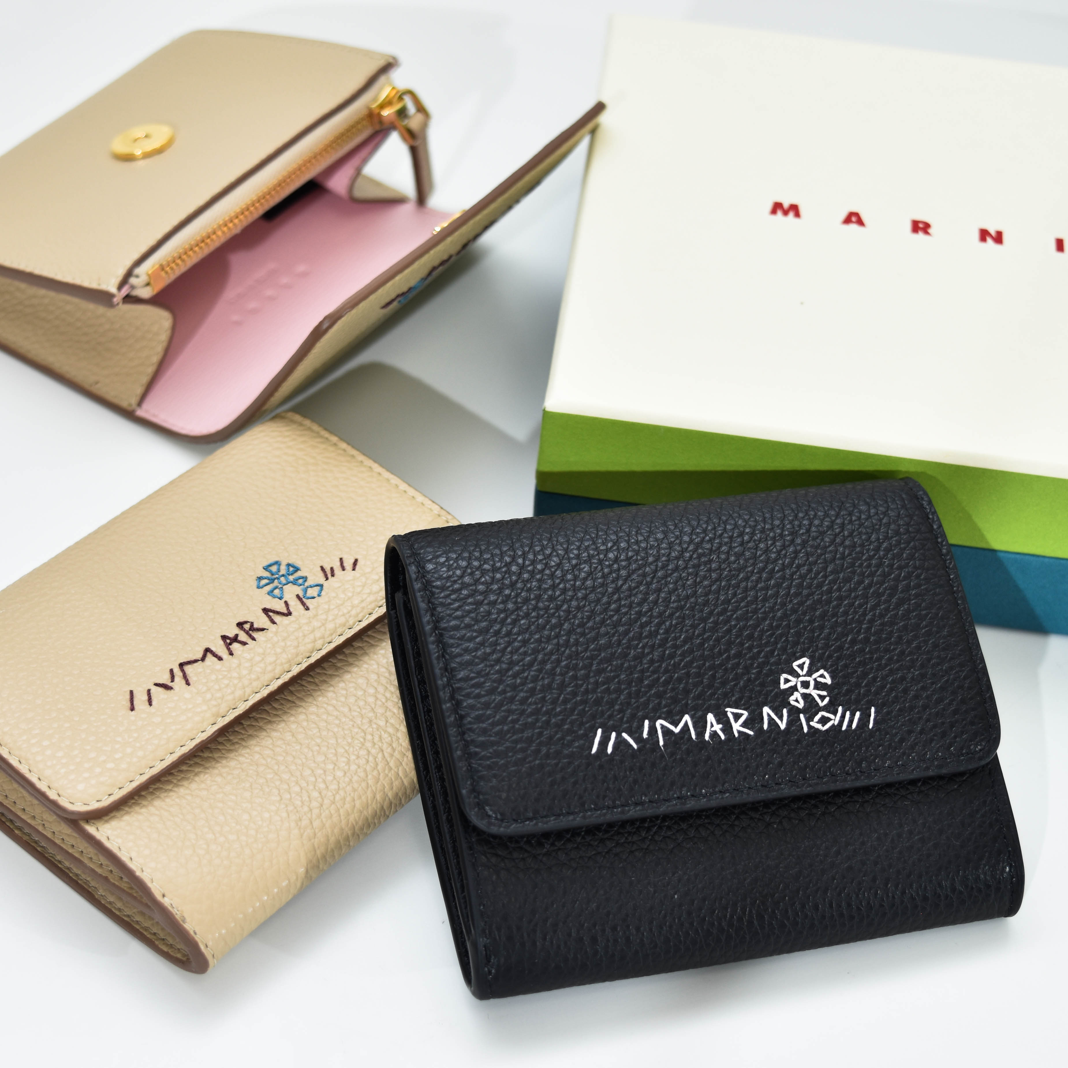マルニ  紙入れ 三つ折り紙入れ  ロゴタイプ  MARNI  PFMO0136U0 P6533 なめし革製フラップカードホルダー マルニメンディング入り口・入口