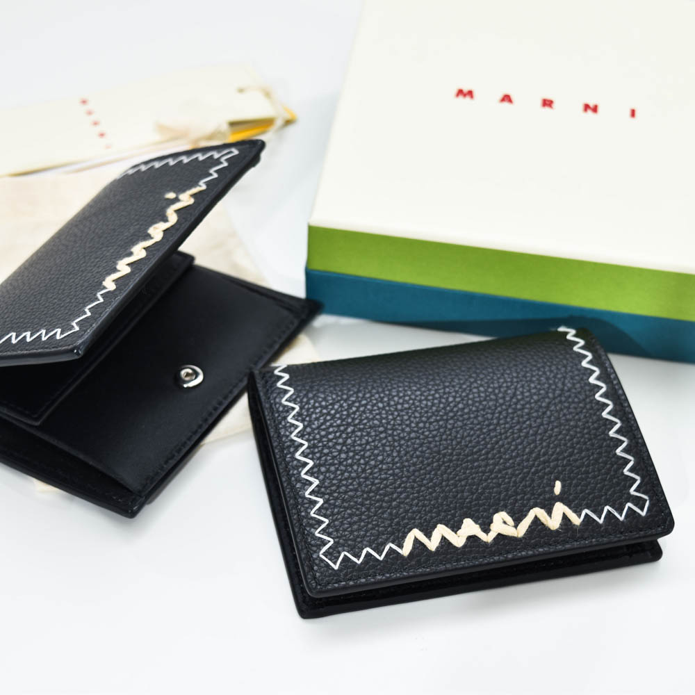 マルニ  紙入れ なめし革製 二つ折り紙入れ マルニメンディング 刺しゅう入り口・入口  MARNI  PFMI0098U1 P6533