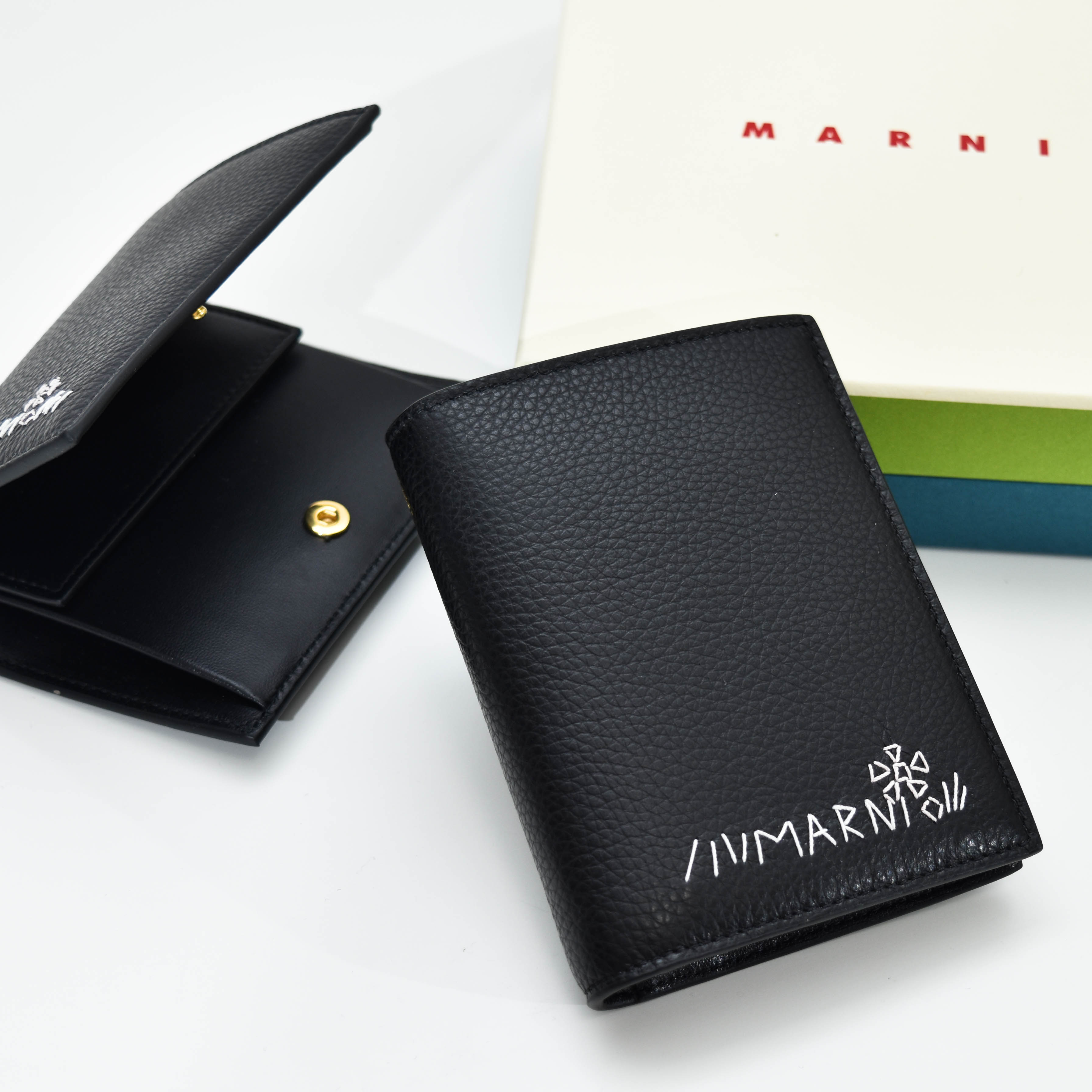 マルニ  金入れ レディース  なめし革  二つ折りウォレット  御花刺しゅう入り口・入口 スナップボタン  MARNI PFMOQ14Q17 P6533