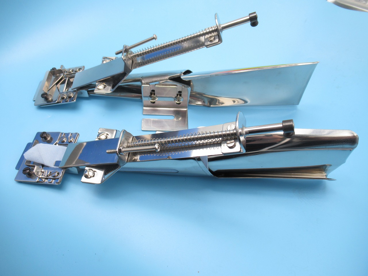 【中古】剣ポロラッパ　サイズ70*25mmです。1組の価格です。お客様に、御注文前に、型紙裁断通りの生地を弊社にお送りください。ラッパに合わせてみて、確認したいので。このサイズ以外のサイズも別注で受けていますんで、お気軽に何なりとお問合せください。｜ミシン屋さん3号店 83,490円