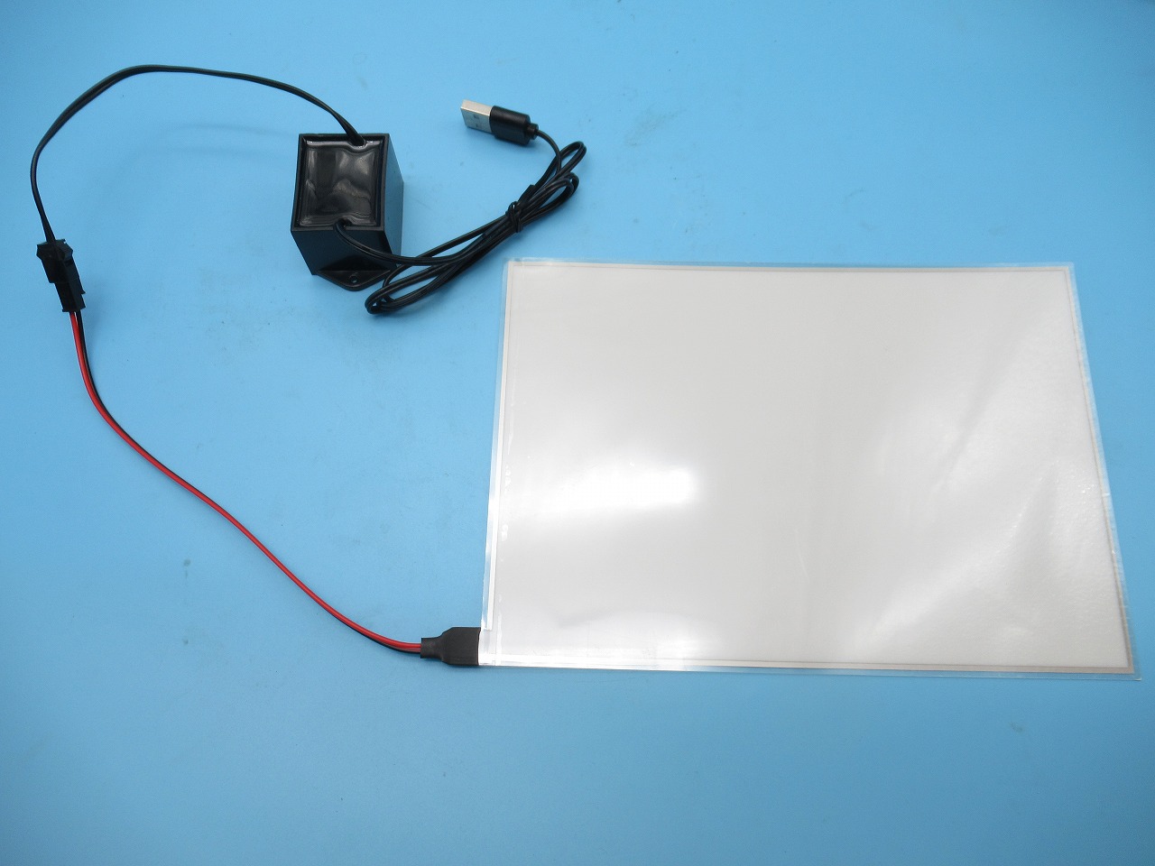 USB繋ぎ合わせる式 発しる面大いさ：150粍*210粍 と100粍*100粍 あります。不思議なこと居敷き カットソーの伏せ仕立てものに至適！肌付き等の重ね仕立てものに威風堂々たる 電動ミシン-ミシン