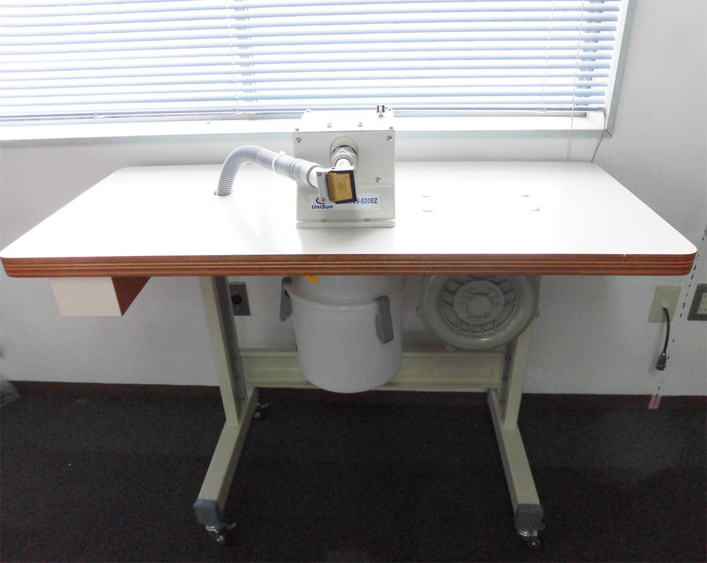【展示品】モーター式毛羽取り機　US-520EZ　テーブル、スタンド、キャスター付き　ケバ切り　ケバ取り　糸切り　糸くず バキューム