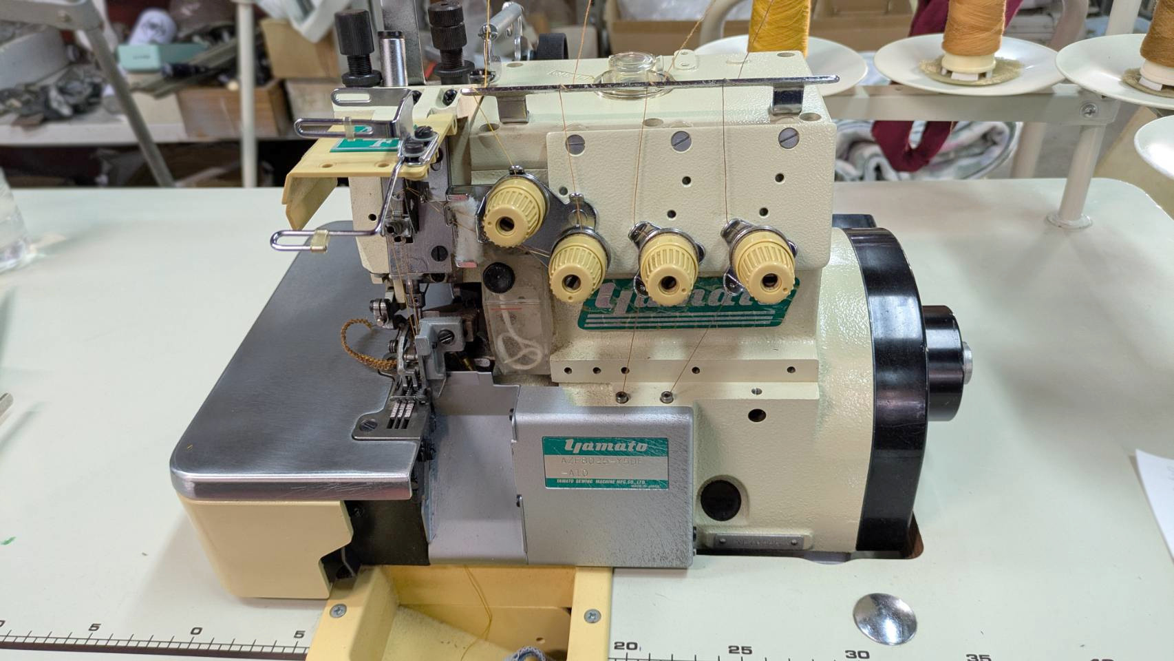 【中古】 ヤマト YAMATO AZF-8025-Y5DF/A10 2本針4本糸 上下差動 オーバーロックミシン 100V クラッチモーター仕様セット|ミシン屋さん3号店
