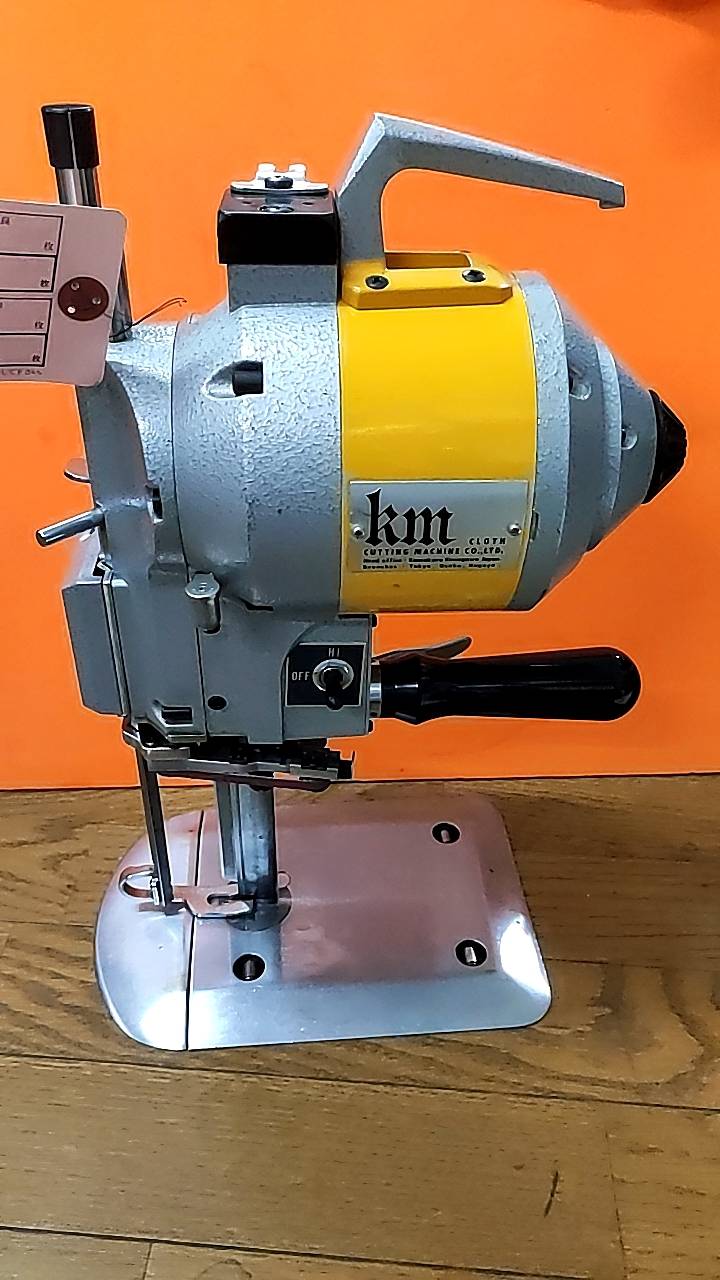 【中古】　KM 竪刃裁断機　 KS-EU　５インチ　2スピード　切り替え式 ビニール・合皮等裁断時に素材が溶着する裁断生地も　ロースピードと、波刃で溶着しないで、裁断できます。