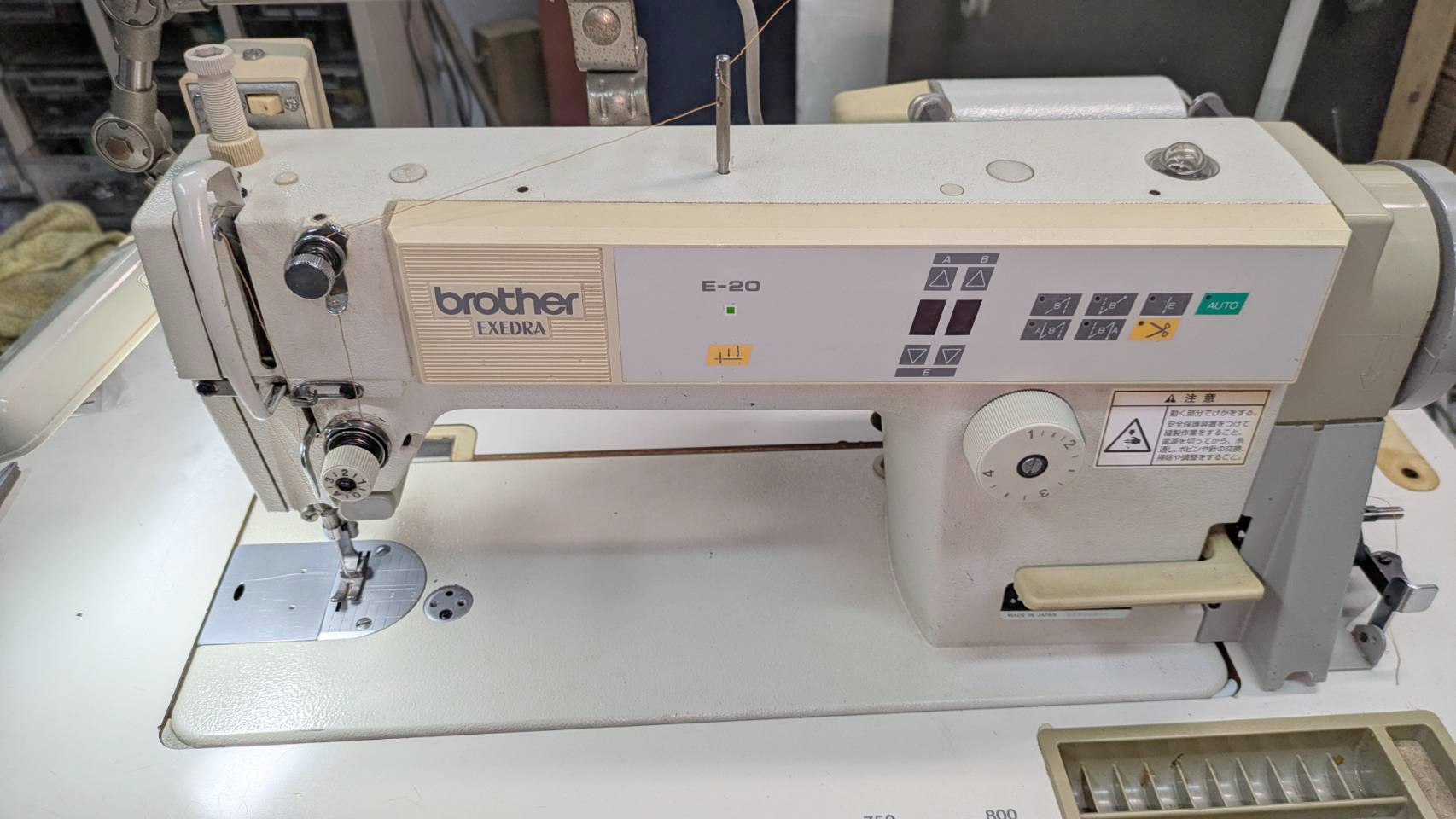 【中古】 ブラザー BROTHER DB2-B737-933 MarkII1本針本縫い自動糸切ミシン 100V仕様 自動押え上げスイッチ E20操作パネル 自動返し機能付|ミシン屋さん3号店