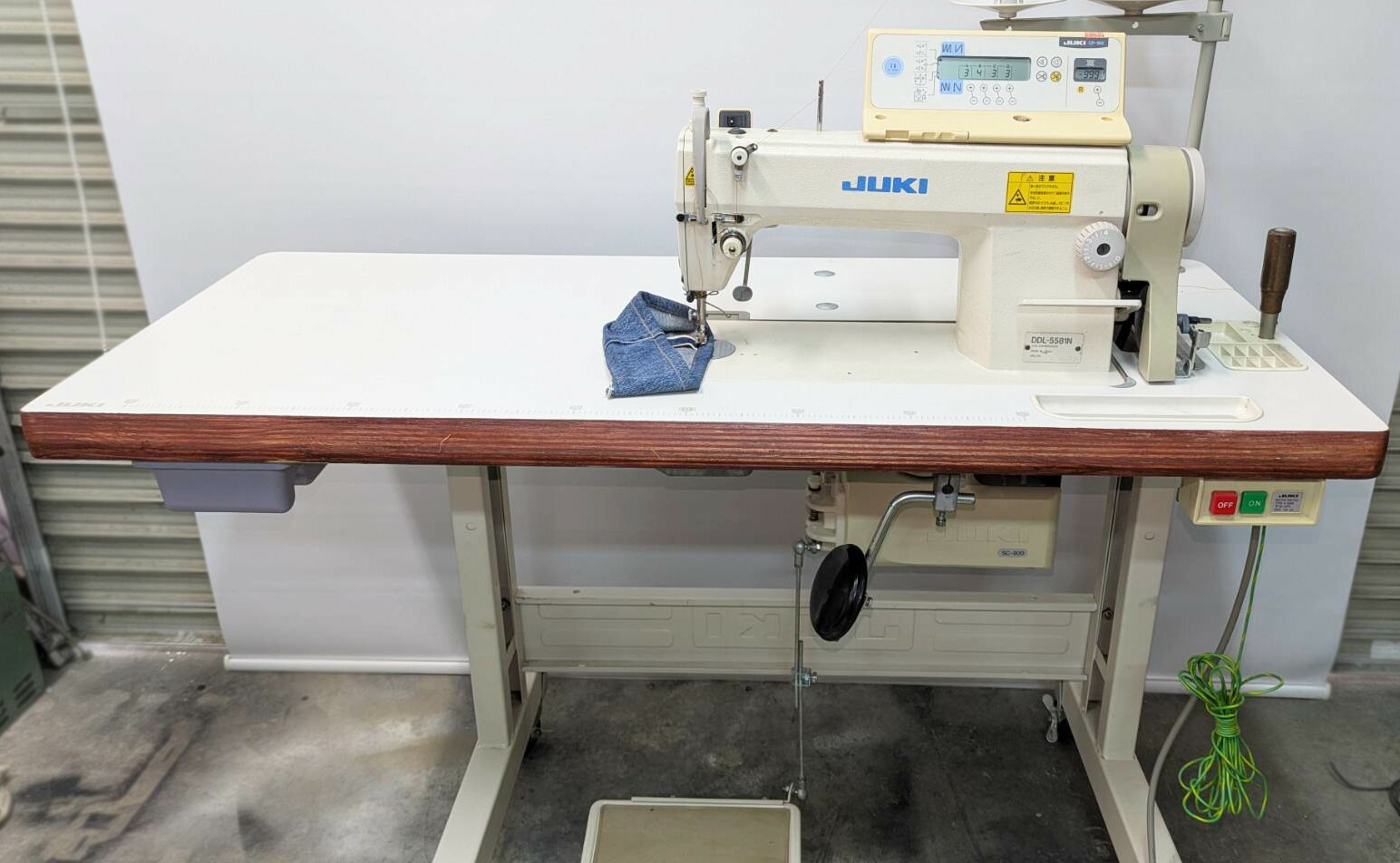 【中古】JUKI ジューキ DDL-5581N 1本針本仕立てもの自動小銃糸切りミシン （タッチバック、糸払い渡し付）CP-160「縫い始め、仕立てもの終わり自動小銃止仕立てもの役立つこと付き添い人取り締まりダイアログボックス」100Vワット数 生活家電-ミシン