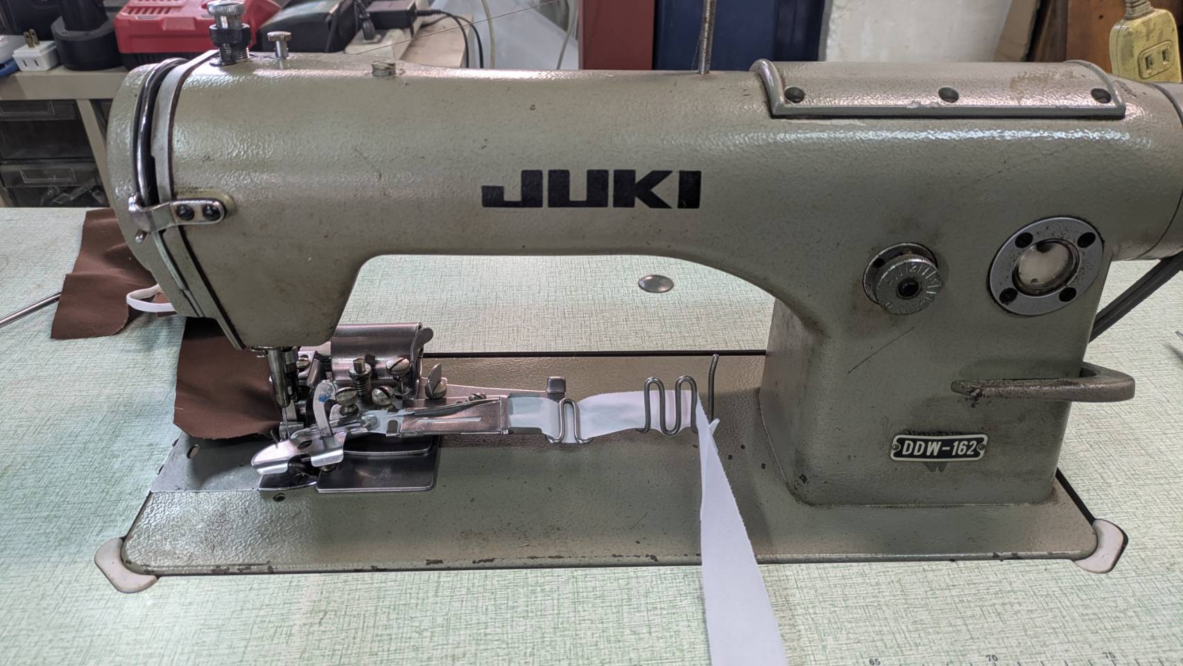 【中古】 加工用 JUKI DDW-162 落とし専用 ミシン雁首・落とし専用唐人笛（磁気テープ幅38粍ｘ仕上がり10～11粍）・早見表・脚・クラッチペダル原動機付き添い人の書き割り