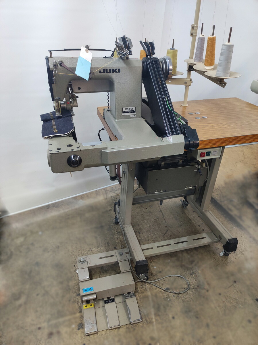 【中古】 JUKI ジューキ  MS-261  3本針5本糸、２重環仕立てもの腕型ミシン 針幅 1/4 ６．４粍  頭顱+プーラー（取り締まり上がり大気圏式） （速見表・脚・原動機は別お積もり書きとなります。） 電動ミシン-ミシン