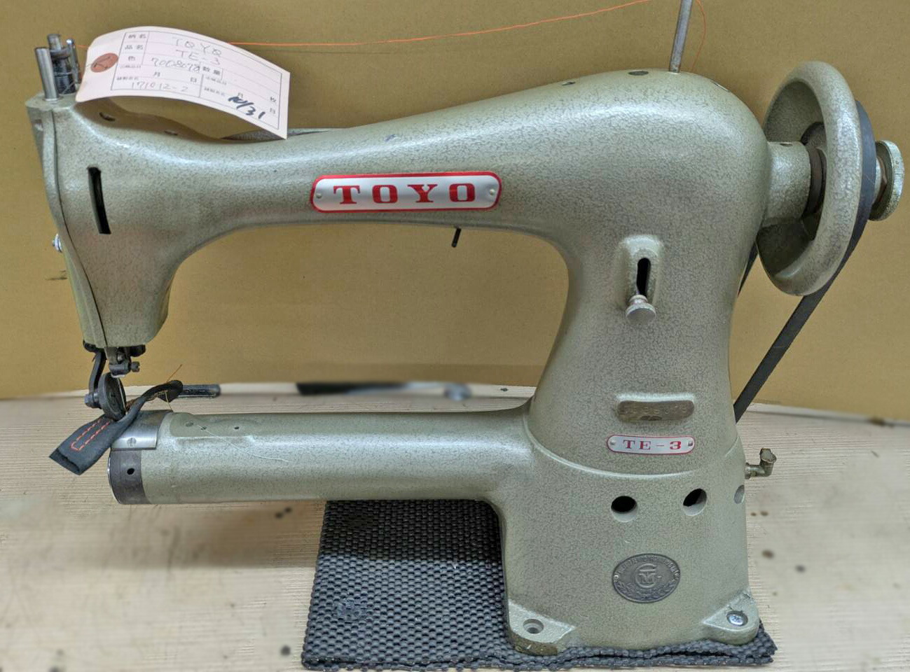 【中古】 「日本製」頭顱のみ TOYO １本針本仕立てもの巻き取り締まり金付 TE-3型  横筒形ミシン 電動ミシン-家電