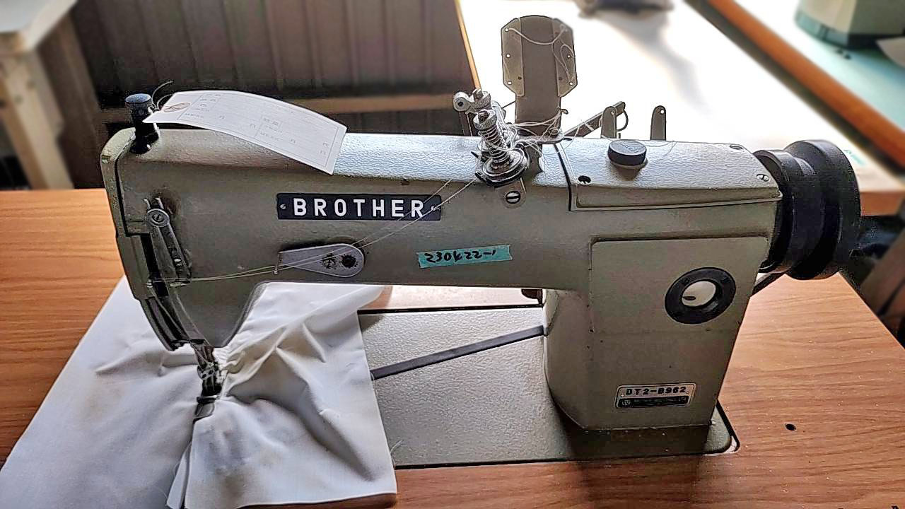 JS40●中古品●TOYOTA トヨタ ロックミシン SL500　フットコントローラー・中古糸39点付 新古品トヨタ TOYOTA LT2-AD740　2本針本縫い針送りミシン　頭部のみ　日本国内で製造したミシン | ミシン屋さん3号店