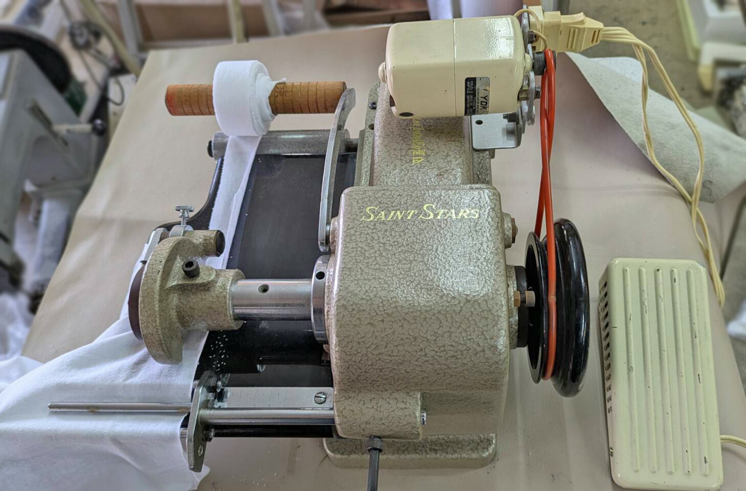 【中古】日本製 仙はやりっ児 卓上 磁気テープ仕立て上げる機  SY-1 フライス裁断師 フライス切り機  100V 原動機及びフットコントローラー付 電動ミシン-ミシン