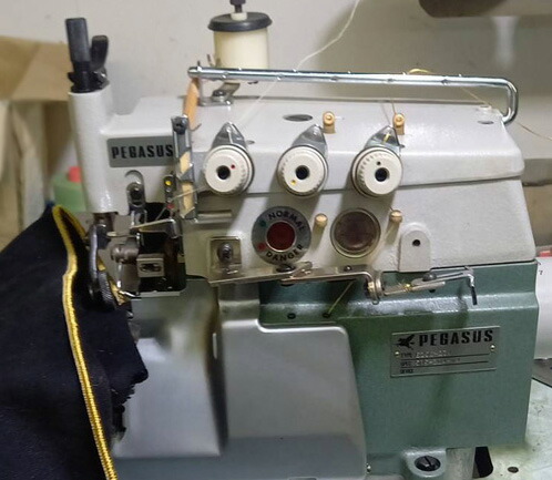 【中古】ペガサス 縁かがり仕立てものミシン 雁首のみ E256-234 (505-204-N4)型。巻き上下送り役立つこと付き添い人ミシンですので、仕立てもの時の縫いずれが小っちゃい。各種仕立てものの出どころ端の飾りつけ仕立てものに至適です
