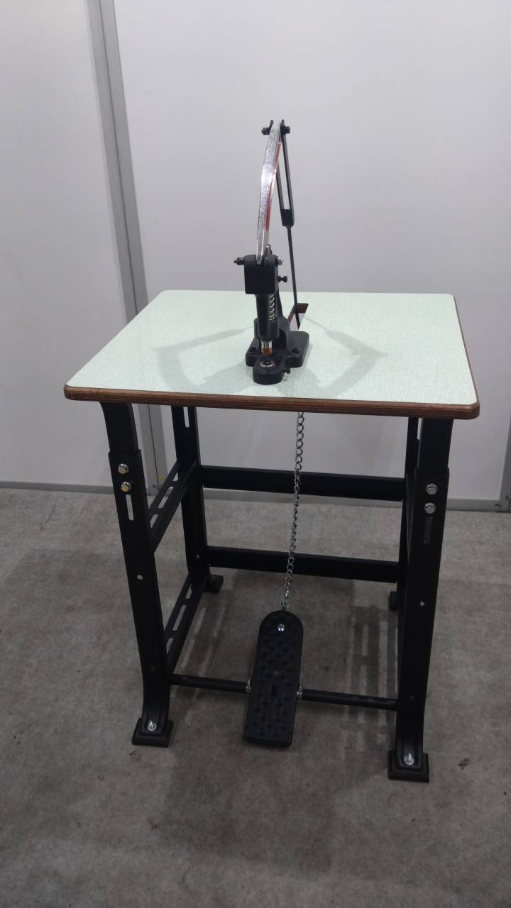 【中古】足踏み式打ち機　 足踏み（機械式）カシメ機　ハンドプレス打ち機+脚卓+ペダル｜ミシン屋さん3号店