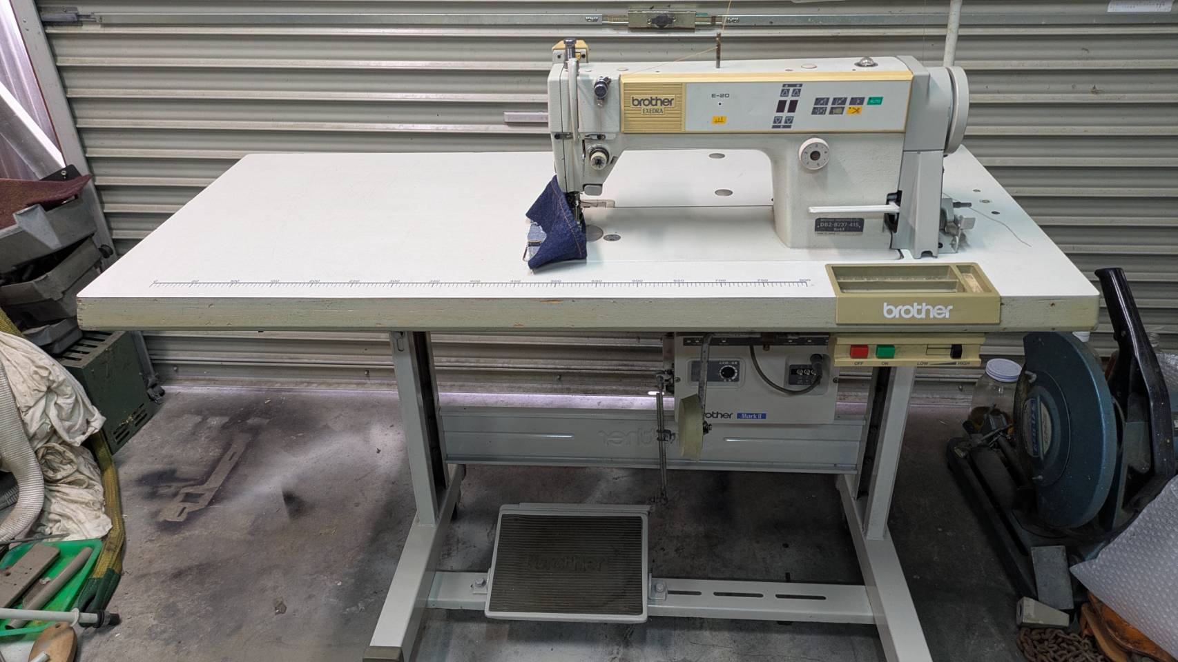 ○工業用ミシン 自動糸切り ○Brother DB2-B737-313 ○200V ○机付き 