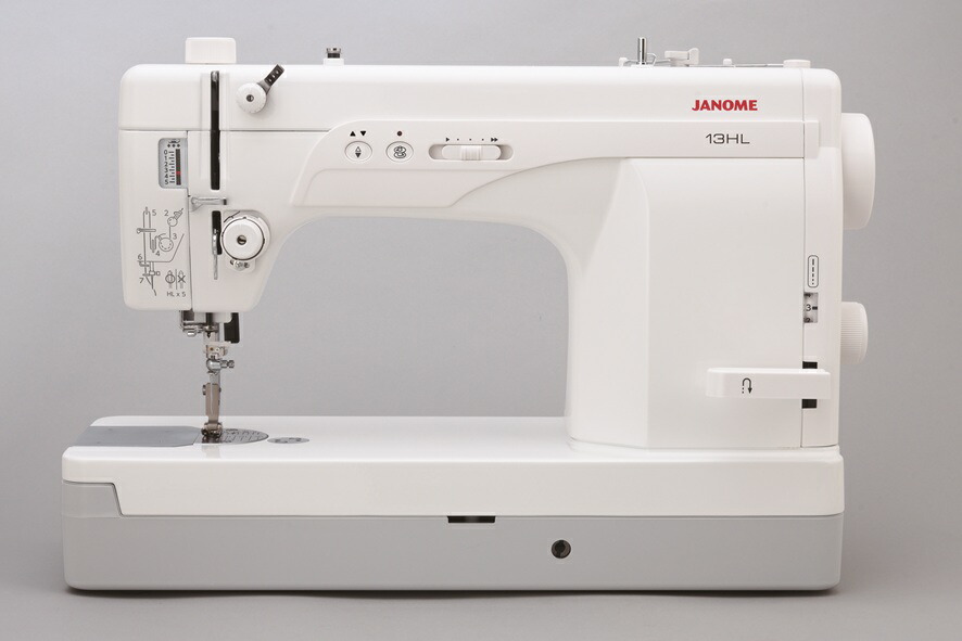 ジャノメミシン（JANOME）コウモリ傘技能用（弾丸道路一直線）ミシン【13HL】貨物輸送無料！\u003cBR\u003e\u003cBR\u003e目覚ましい仕立てものす早さ1,300針/分！小っちゃい仕立てもの振りまわすを現実化！\u003cBR\u003e●自動小銃糸通し器●プリテンション●身寄り用針遣りかた●ニーリフト●人並み外れたの耐久性●ツインともし火●下糸巻き専用原動機●製作用の針板遣りかた