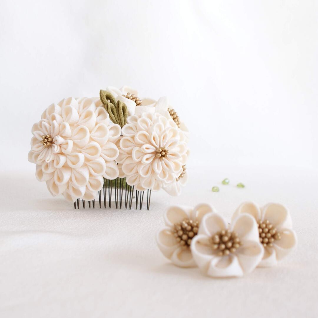 楽天市場 送料無料 ヘッドコサージュ 髪飾り シルク つまみ細工 正絹 絹 ちりめん生地を122枚 かんざし ご結婚式 シルクホワイト 成人式 七五三 卒業式 シルクホワイトdh 3本upin つまみ細工のミテラ