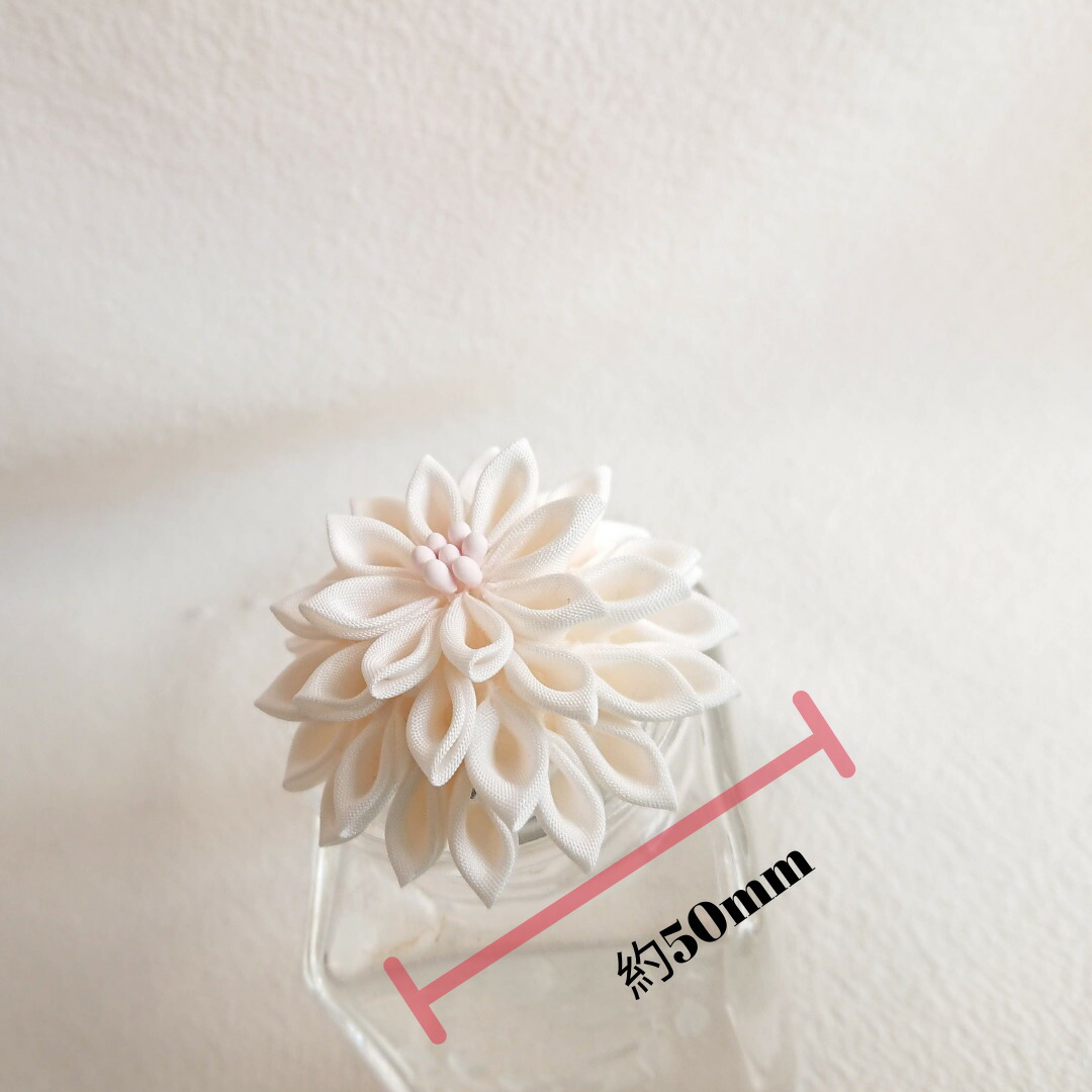 楽天市場 期間限定１０ オフ お買物マラソン終了まで シルク つまみ細工 正絹 絹 白 成人式 髪飾り ダリア 送料無料 布 半くす 半球 七五三 結婚式 着物 生地 布 生地 手芸 材料 羽二重 シルクホワイト Kit 重め羽二重で作るダリアsキット40枚