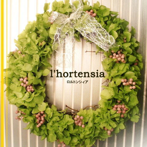 直径：約25ｃｍ　アジサイがポイントの可愛いリース　プリザーブドフラワー【ロルトンシィア　～l'hortensia～】【クリスマスリース プリザ ブリザード ギフト フラワー】【楽ギフ_包装】【楽ギフ_メッセ入力】送料無料　P27Mar15
