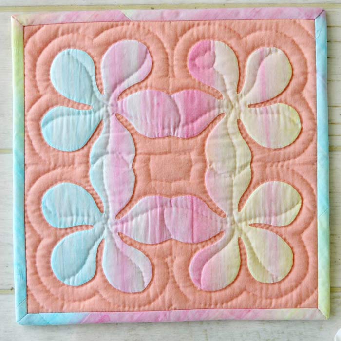 ハワイアンキルト 初心者 ☆Hau'oli-lealea藤本明子デザイン☆プルメリアミニタペストリー製作キット ハワイアンキルト 初心者 ☆Hau'oli-lealea藤本明子デザイン☆プルメリアミニタペストリー製作キット