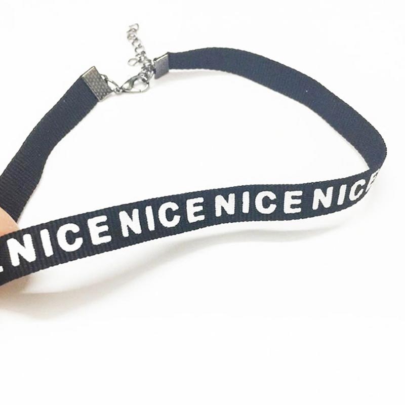 ラリエット風 ブラックメッセージチョーカー Nice 有名人 アルファベット ネックレス モデル 白い文字 イニシャル 首飾り 文字 英語 ナイス ホワイト