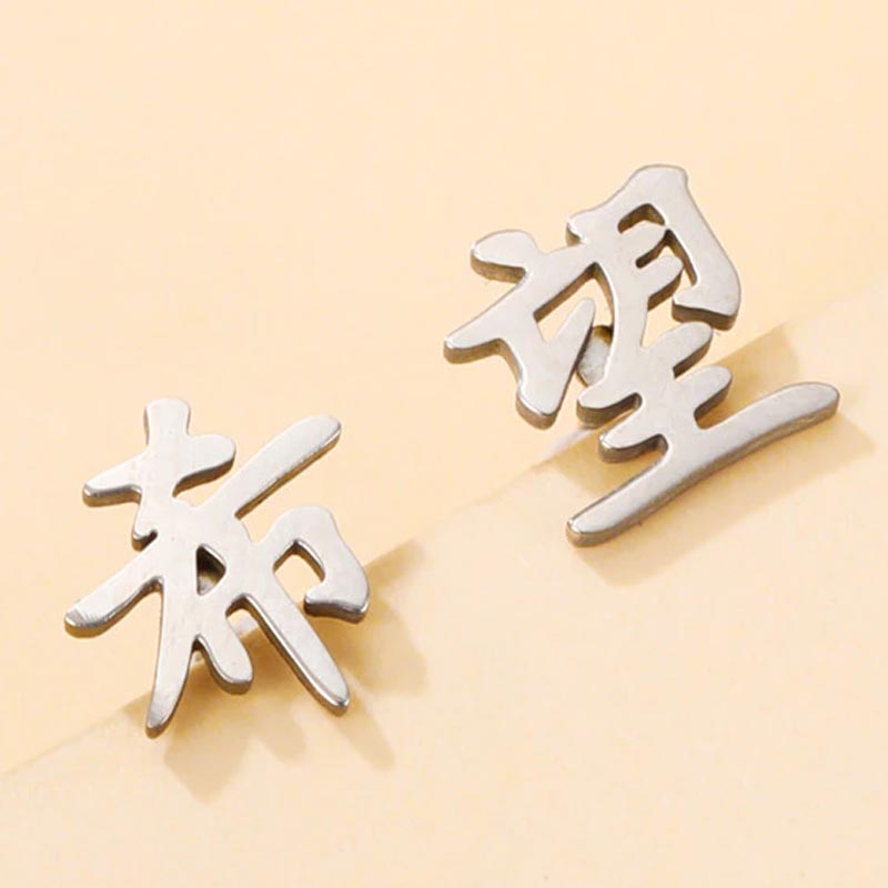 K18YG 「愛」漢字モチーフ 片耳ピアス 18金 フックピアス LOVE 18金 ピアス 愛 ゴールド レディース 両耳 18k K18 LOVE