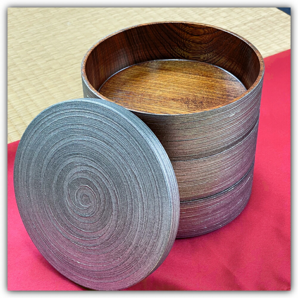 漆器 三段重 銀嵯美　重箱 漆器 お重 弁当箱 おせち料理 抗菌作用 清潔 正月 新年 行楽 お花見 ピクニック 運動会 普段使いにも 本漆 木目 木製 おしゃれ 和モダン 荘厳 粋 銀色 小さめ 老舗漆器店で人気 おうちの財産になる おもてなし 御祝 お祝 高級重箱 日本製 和風