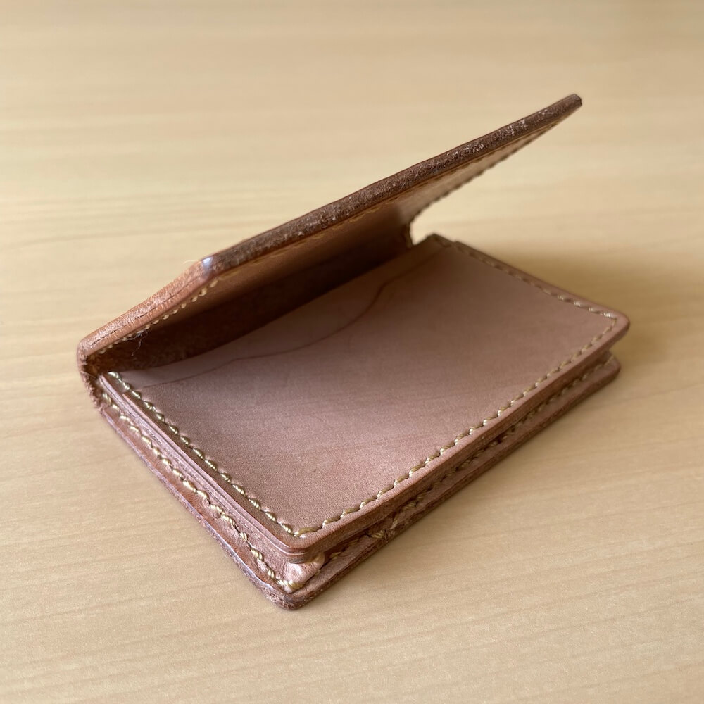 送料無料 ヌメ革 カードケース 名刺入れ ギフト 贈り物 プレゼント 本革 メンズ レディース ウィメンズ 紳士 婦人 男性 女性 おしゃれ 高級 普段使い 日本製 おしゃれ 生地 使いやすい 丈夫 大きく開く シンプル 大人 薄い 薄型 二つ折り 携帯用 持ち歩き