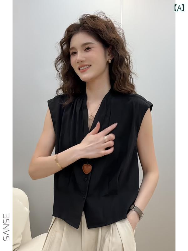 スーツ　ツーピース　レディース に よる ノースリーブの Vネック トップスと ドレープの カジュアル パンツが 揃った 夏服。の ファッション スーツ