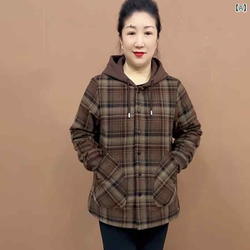 若見えおしゃれなおばあちゃんやお母さん向けチェック柄で大きいポケット付きカラフルな帽子付きの上着。の女性におすすめのおしゃれで合わせやすい服装。