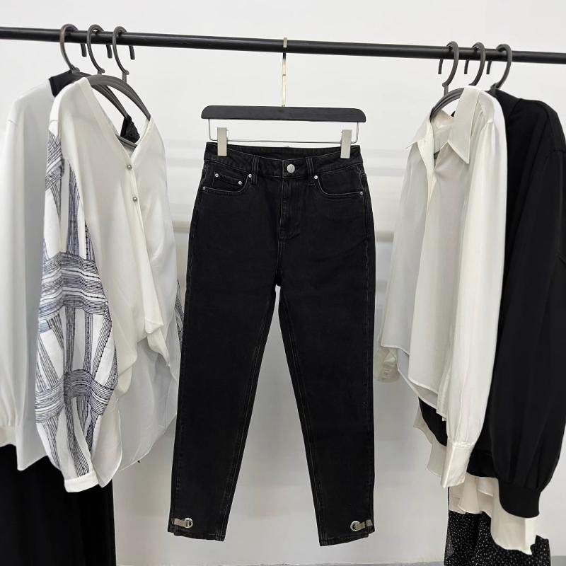 デニムパンツ メタルバックル スリムフィット テーパード アンクル丈 カジュアル 普段使い スタイルアップ 脚長効果 コットン素材
