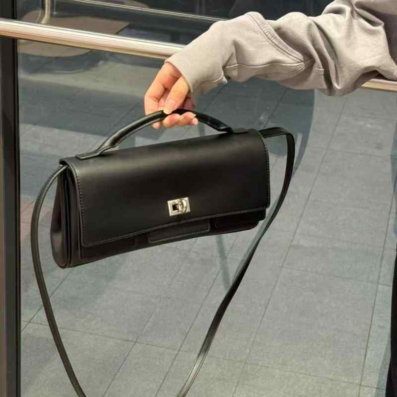 レディース バゲットバッグ 斜めがけ ショルダー 鞄 シンプル 横型 デザイン 高級感 普段使い 通勤用 軽量 合成皮革 個性的 ファッション