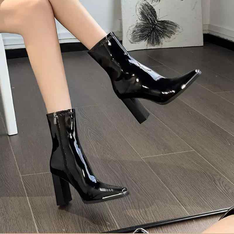 女性用 秋冬 ショートブーツ ブラック パテントレザー スクエアトゥ 厚底ヒール サイドジッパー 脚長効果 スリムシルエット スタイリッシュ 普段使い