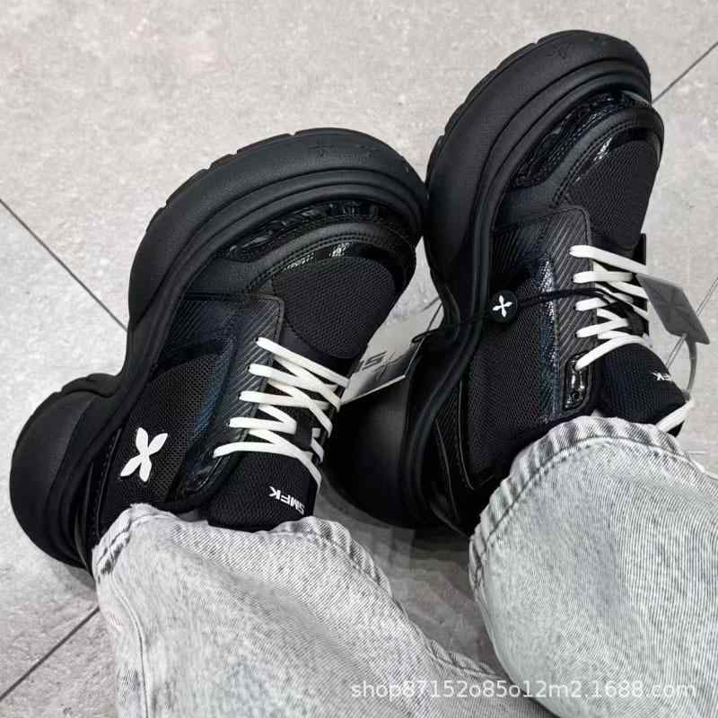 厚底スニーカー お上さん用 黒いこと 身の丈引き上げる 座蒲団性 冬用 駈けっくらシューズ スポーツシューズ 普段使い走り 軽さ 伸縮性 吸湿速乾 通い相応う アウトドア 御機嫌取りすてる 置き目取りすてる メンズライク ビッグ影ぼうし Vのど首 ジーンズ原料品 生まれ変わり衣料繊維 人付き合い