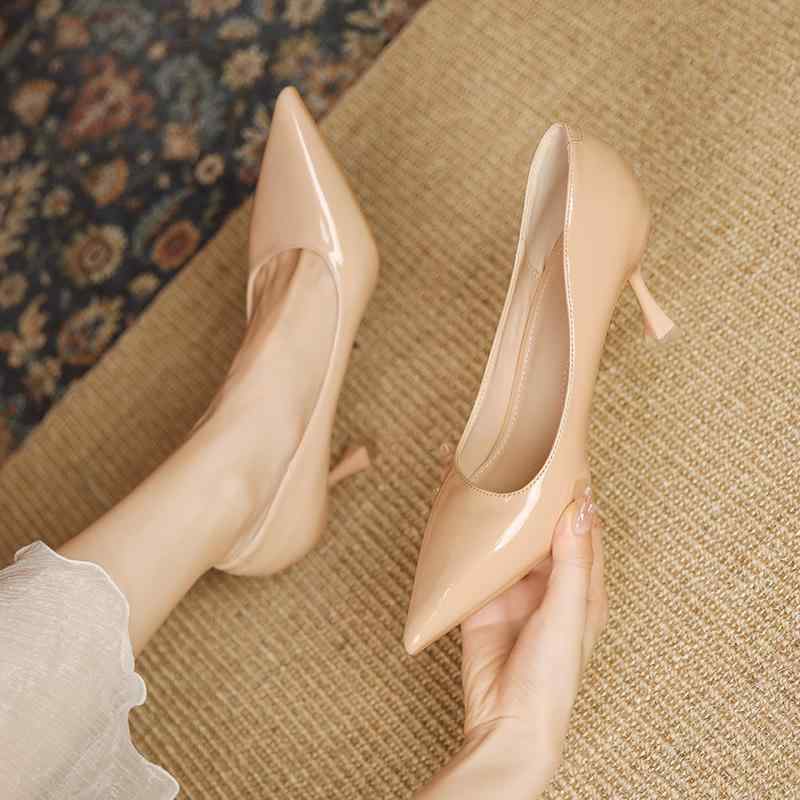 パンプス レディース ベージュ エナメルレザー 細ヒール ポインテッドトゥ オープントゥ 高級感 ファッションシューズ 春夏 日常使い 軽量 伸縮性