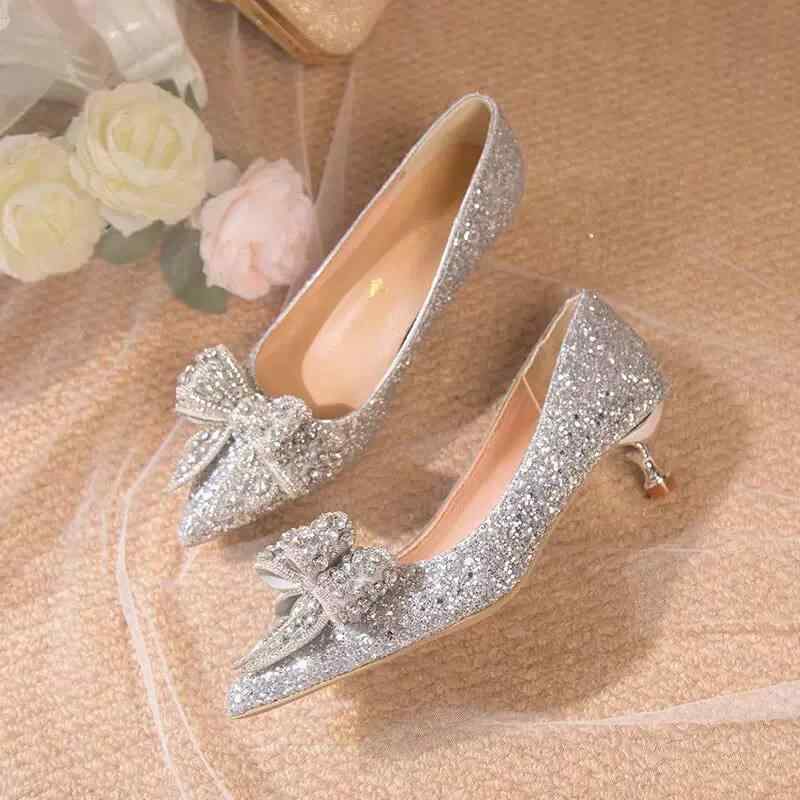 ハイヒールシューズ 女性用 結婚式 ブライズメイド ポインテッドトゥ 細ヒール 浅口 大きめサイズ 蝶モチーフ ウェディングパンプス スタイリッシュ 披露宴用 フォーマルシューズ