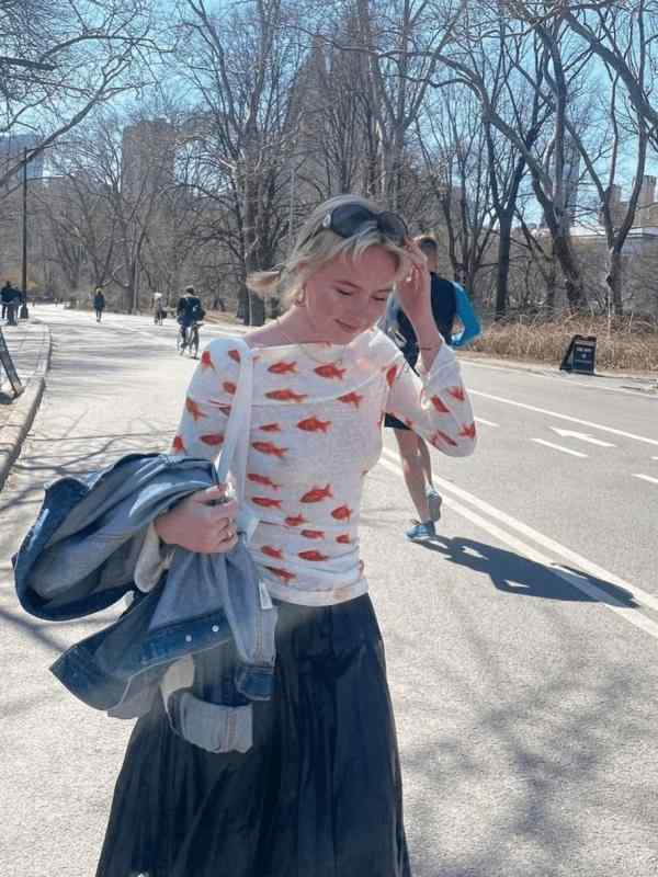 Tシャツ レディース 金魚柄 一文字肩 長袖 セクシー スリムフィット ショート丈 トップス かわいい 秋 カジュアル 伸縮性 プリント