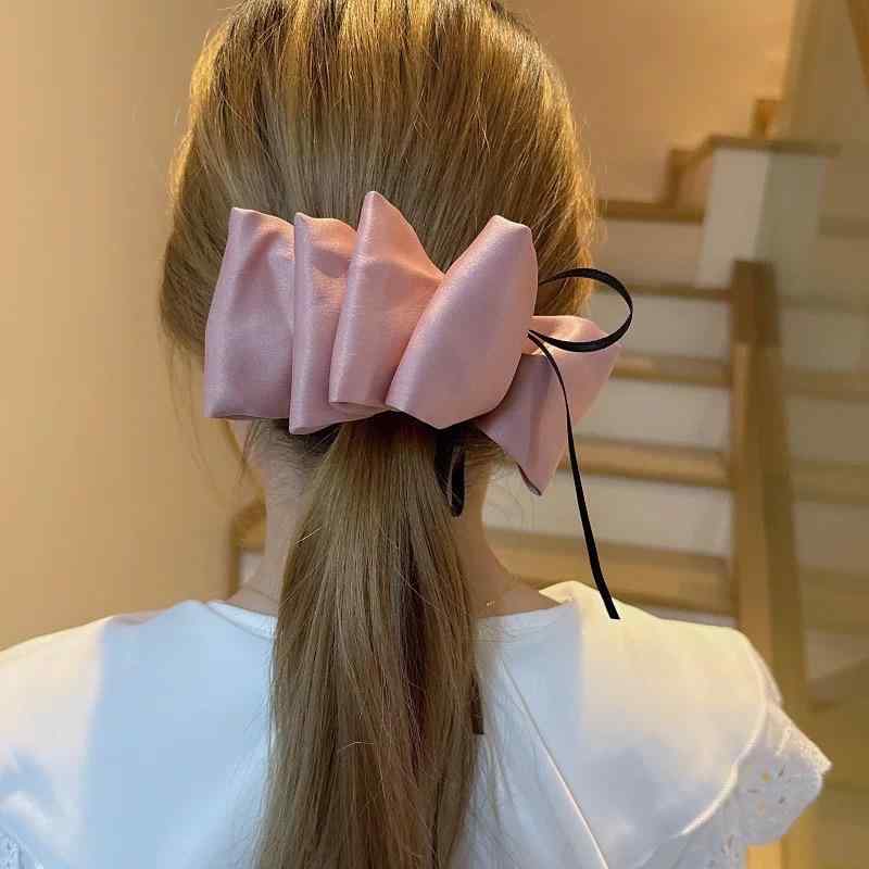 女性用 ヘアクリップ プリーツ加工 非対称デザイン リボン 蝶結び スプリングピン 後頭部 トップ固定 かわいい ヘアアクセサリー 日常使い 軽量 シンプル ヘアピン 髪飾り