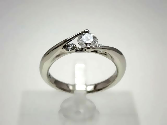 【新品仕上げ済】Pt900　ダイヤモンドリング／プラチナ／ダイヤモンド0.307ct　0.07ct／絞りうで／#8／4.2g 【質屋出店】【送料無料】【中古】 110,000円