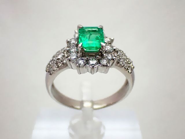 【新品仕上げ済】Pt900　エメラルドリング／エメラルド0.70ct／ダイヤモンド1.00ct／17号／7.3g 【質屋出店】【送料無料】【中古】
